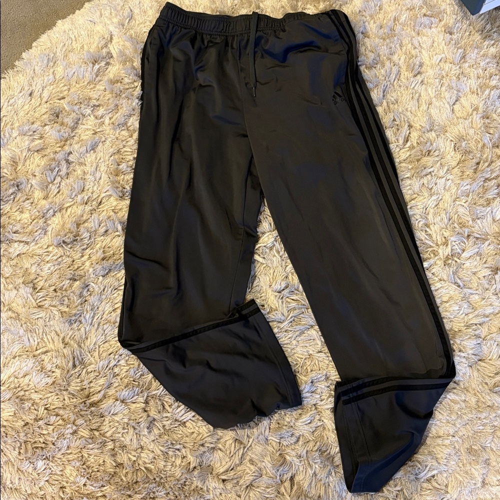 Men’s adidas track pants, EUC size XLT